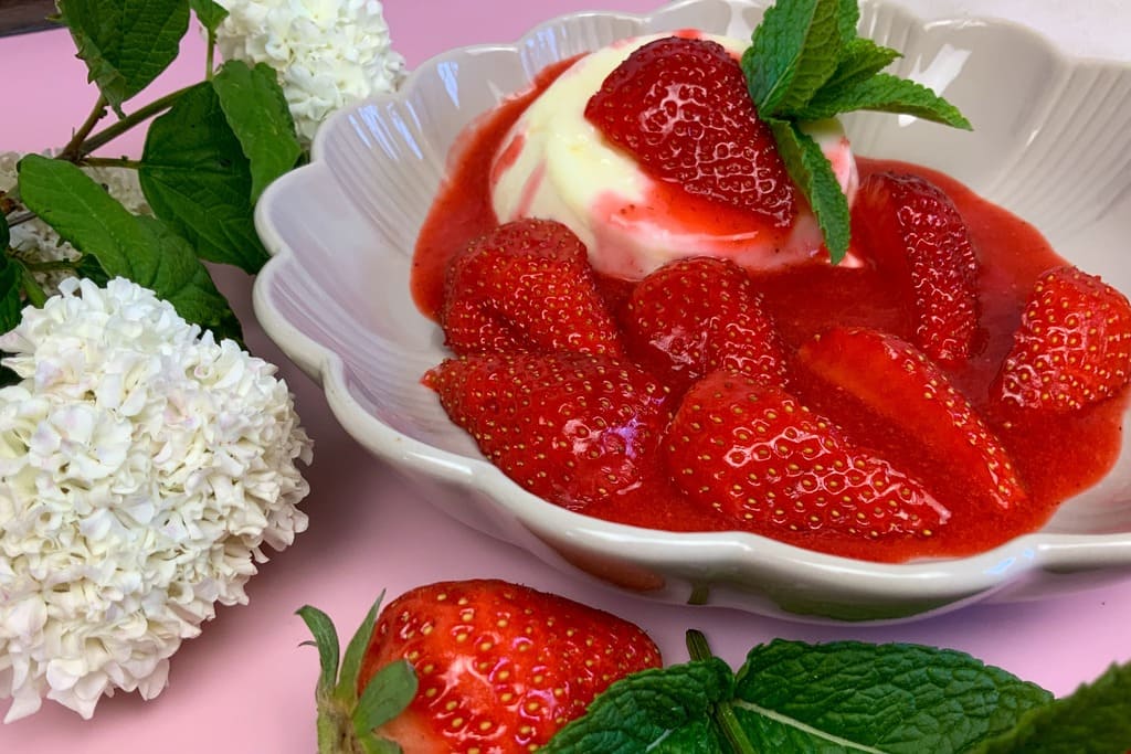 Low carb Panna Cotta mit Erdbeeren und Chunky Flavour