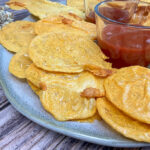 Selbst gemachte Protein Chips aus Harzer Käse mit zuckerfreien Dips auf einem Teller