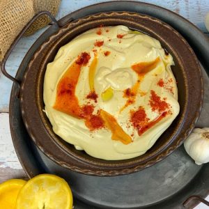 Protein Hummus ohne Kichererbsen auf Teller angerichtet