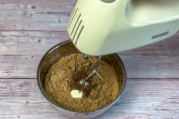 Alle Zutaten für das vegane Protein Pudding Rezept werden mit einem Handmixer in einer Rührschüssel kalt verrührt.