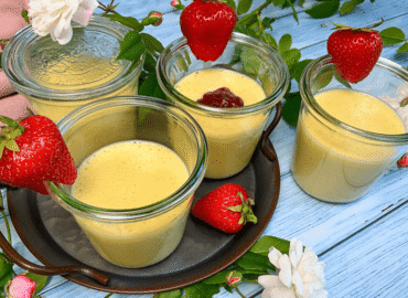 Selbst gemachter Protein Pudding ohne Zucker und ohne Stärke in Gläsern
