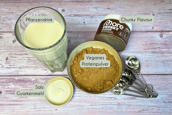 Zutaten für veganen Protein Pudding ohne Zucker in Schalen: Vegane Milchalternative, Chunky Flavour von More Nutrition, veganes Proteinpulver, Salz und Guarkernmehl und ein Messlöffelset