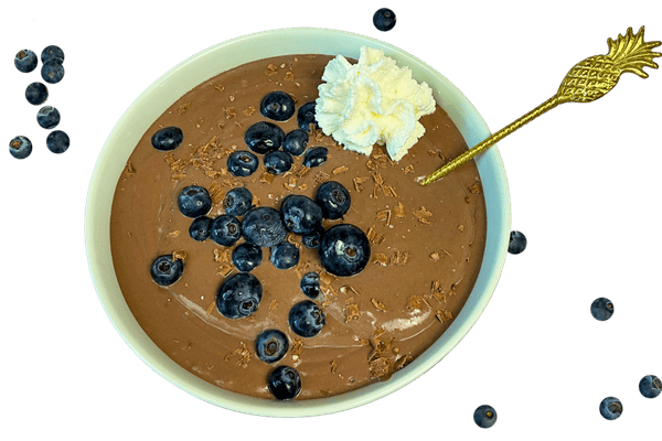Veganer Proteinpudding mit Schokolade, Heidelbeeren und pflanzlicher Sahne in einer Bowl