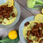 Einfaches Rahmkohlrabi Rezept mit Zitrone und vegetarischen Filetstreifen auf zwei Tellern