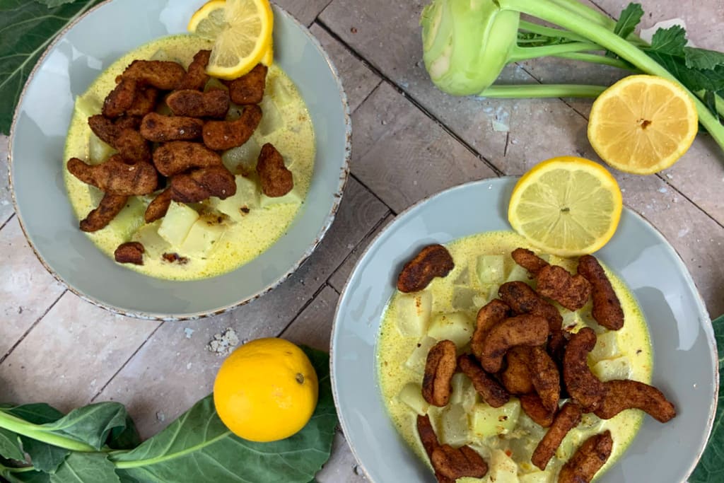 Einfaches Rahmkohlrabi Rezept mit Zitrone und vegetarischen Filetstreifen auf zwei Tellern