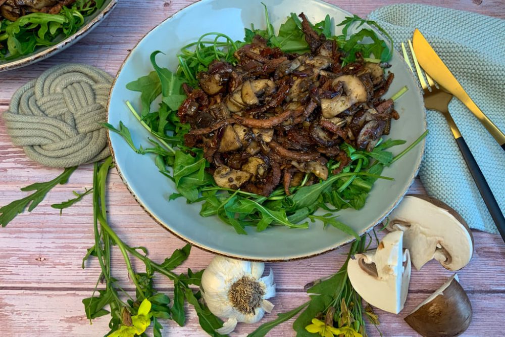 Rucola Salat mit gebratenen Champignons | lowcarb-fit