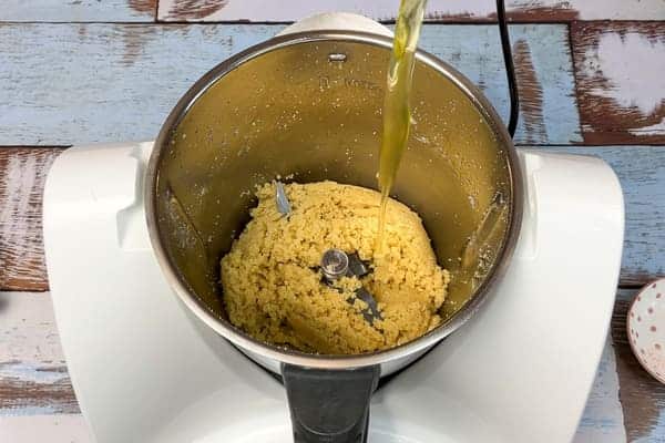 Zuckerfreies Marzipan in einem Thermomix Mixtopf, zu dem Eiweiß gegeben wird