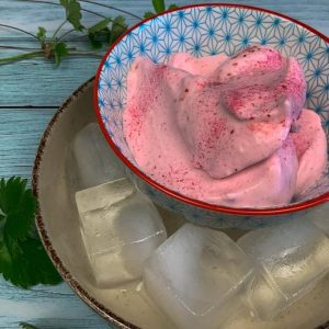 Softeis als cremiges Erdbeereis ohne Zucker in Schälchen angerichtet