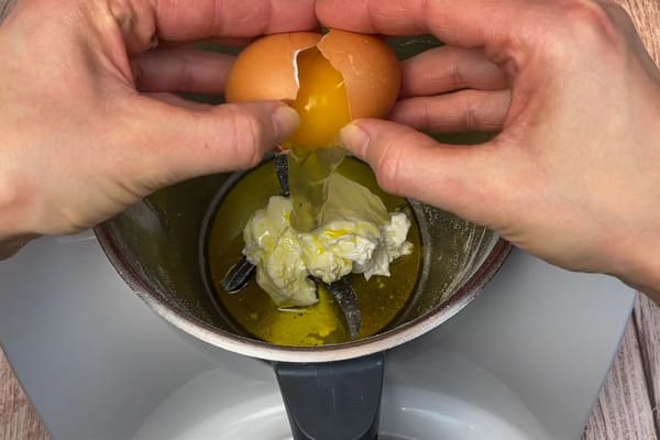 Quark, Olivenöl und Eier werden in den Thermomix gegeben