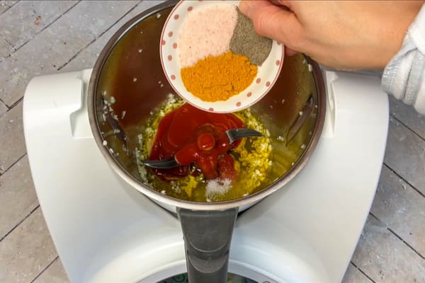 Zutaten für die Steak Marinade werden in einen Thermomix gefüllt