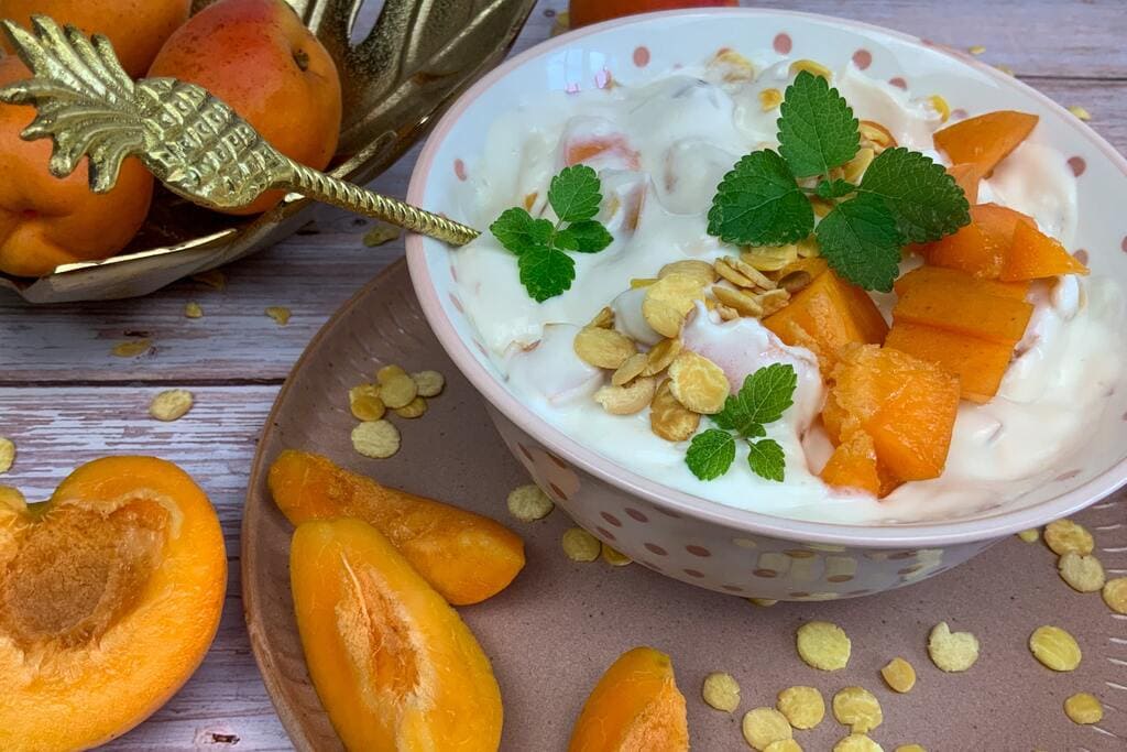 Mega lecker: Vegane Bowl mit Skyr, Aprikosen und Sojaflocken