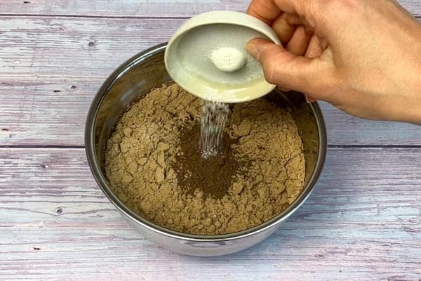 Veganes Proteinpulver, Chunky Flavour, Guarkernmehl und Salz werden in eine Rührschüssel gegeben, um veganen High Protein Pudding kalt anzurühren.