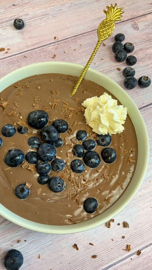Veganer Protein Pudding mit Heidelbeeren und Schokolade in einer Schale