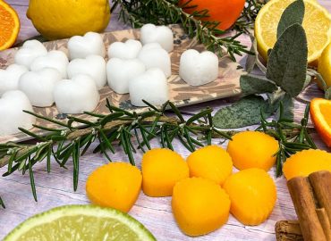 Xylit Bonbons selber machen: Weiße und orange Xylit Bonbons mit Zitronen, Orangen, Limetten, Rosmarin, Zimt und Salbei