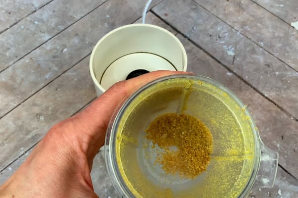 Gemahlene Zitronenschale in einem Mixbecher